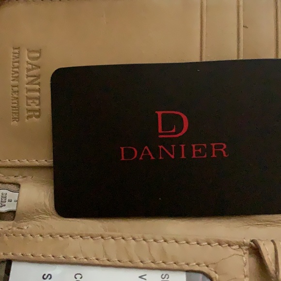 NWT Danier  Leather purse - Picture 3 of 4